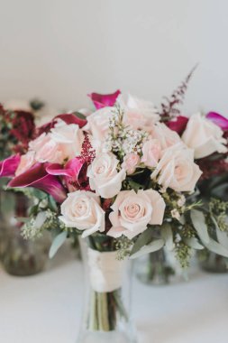 Kekler çeşitli renkler ve tatlar altın bardaklarda ahşap kesiminde.