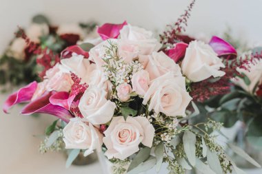 Pembe güller ve Calla Lily gelin buketi