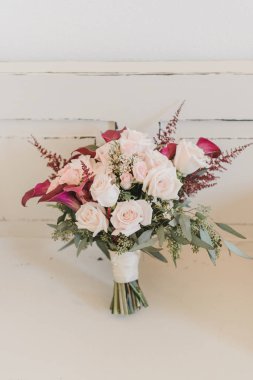 Pembe güller ve beyaz vintage duvarda Calla Lily gelin buketi