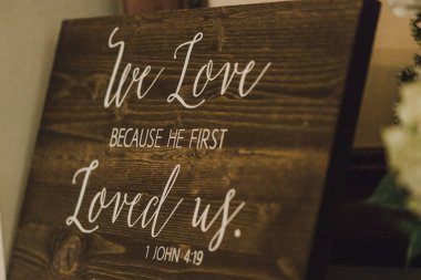 Bayıldık çünkü ilk atasözü John 4: 19i tahta tabelasını sevmişti. 