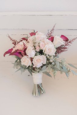 Pembe güller ve beyaz vintage duvarda Calla Lily gelin buketi