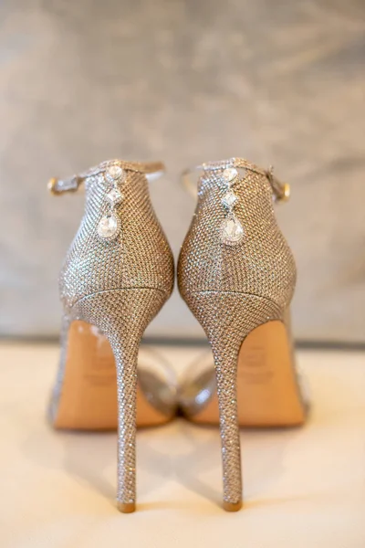 Las novias stiletto zapatos de plata tacones con perlas — Foto de Stock