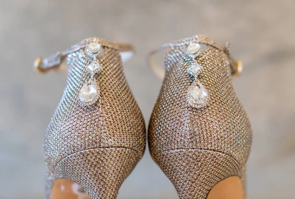 Las novias stilletto zapatos de plata tacones con perlas — Foto de Stock