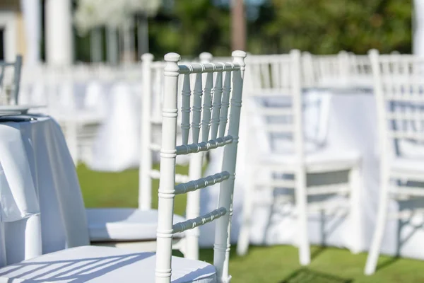 Chaises blanches de réception de mariage blanc chivari — Photo