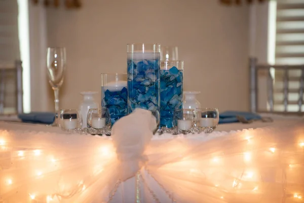 Table Sweet Heart avec centre de la bougie flottant avec des fleurs bleues — Photo