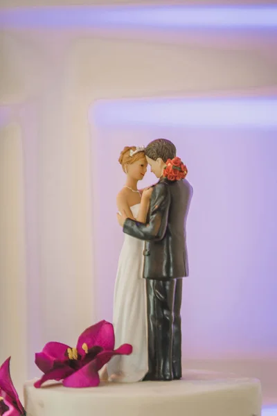 Nevěsta a ženich romantický dort topper — Stock fotografie
