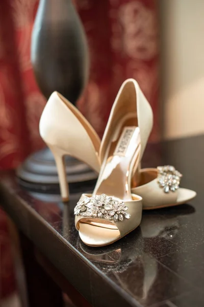 Zapatilla novias Zapatos blancos con joyas en la mesa frontal y lateral — Foto de Stock