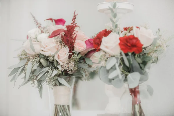 Różowe róże i Calla Lily bukiety ślubne na białym tle — Zdjęcie stockowe