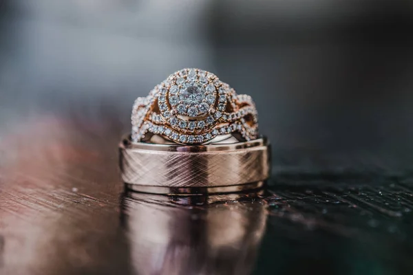 Zdobené zlaté snubní prsteny s mnoha diamanty v kruhovém vzoru — Stock fotografie