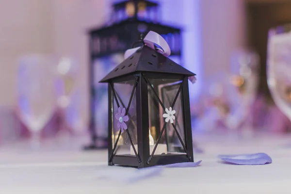 結婚式のレセプションでのブラックキャンドルランタン装飾 — ストック写真