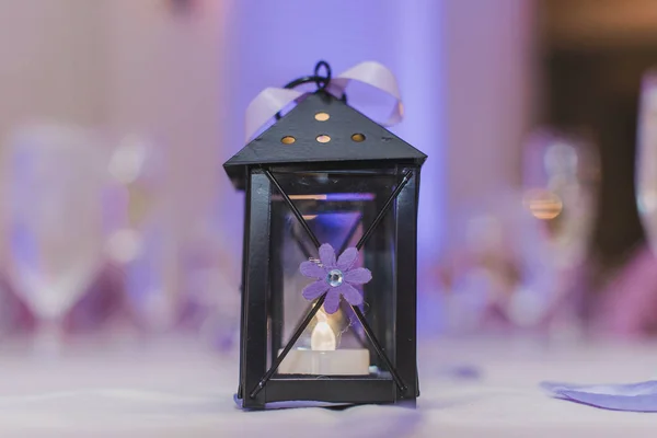 Černá svíčka lucerna výzdoba na svatební hostině — Stock fotografie