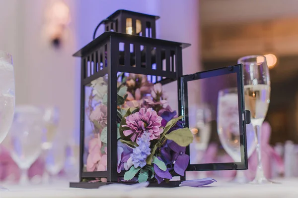 Černá svíčka lucerna výzdoba na svatební hostině — Stock fotografie