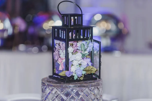 Svart ljus lykta inredning i bröllopsreceptionen — Stockfoto