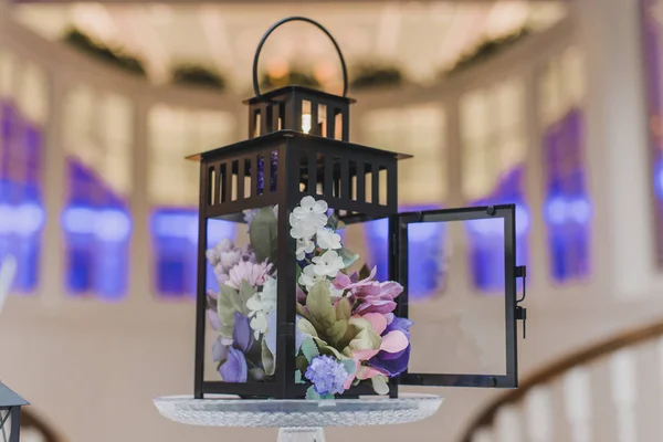 Decoración de linterna de vela negra en la recepción de la boda — Foto de Stock