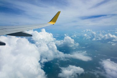 Bulutların üzerinde uçan bir uçağın kanadı.