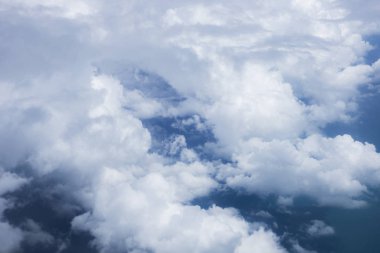 Mavi gökyüzü ve bulutlarla mavi gökyüzü arka planda yapılabilir 