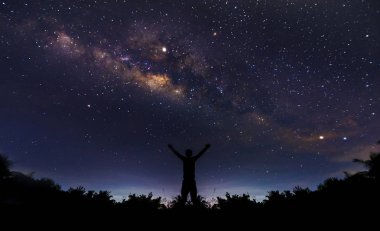 Renkli ve açık sarı Samanyolu ile gece manzarası dolu