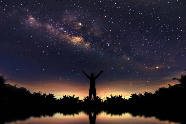 Renkli ve açık sarı Samanyolu ile gece manzarası dolu