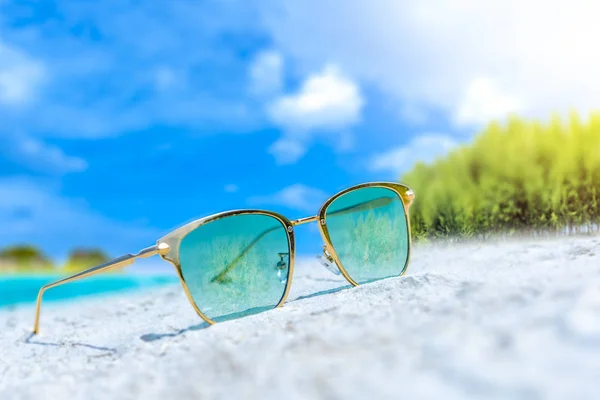 Plajda güneş gözlüğü dinlenmek için yaz aylarında giymek için uygundur.