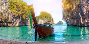 Lao Lading Adası 'nda mavi su, Krabi Eyaleti, Tayland (Cennet)