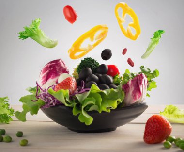 Beyaz arka plan karşı Bowl Falling taze gıda yakın çekim 