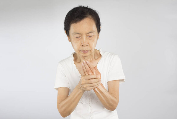 старая азиатская женщина рука кости боль
 