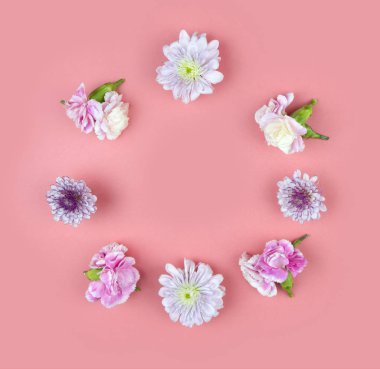 Çiçek düz yatıyordu çiçek serseriyim