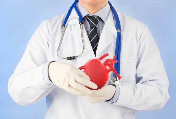 Médecin Tenir Coeur Symptômes Cardiologiques Fond Blanc — Photo