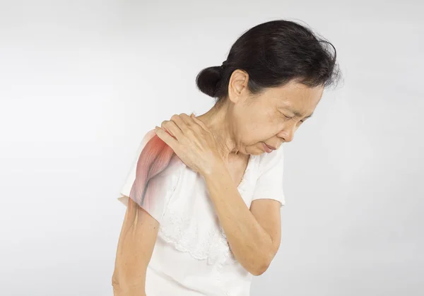 亚洲老妇人感到肩部肌肉受伤 — 图库照片