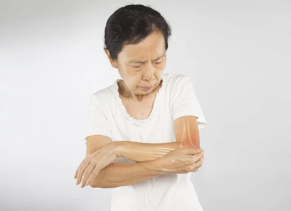 年长的亚洲女人感到肘骨受伤 — 图库照片