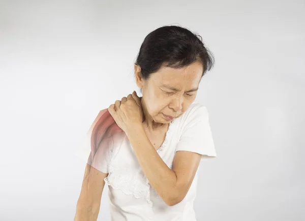 亚洲老妇人感到肩部肌肉受伤 — 图库照片