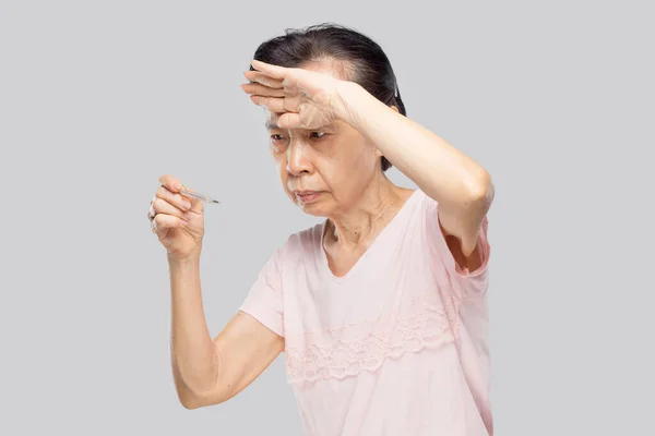 Viejo Asiático Mujer Sentir Tener Fiebre Enfermo — Foto de Stock