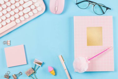 mavi pastel arka planda çalışma masasının üzerine düz bir kırtasiye.