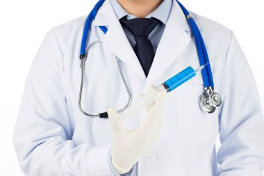 Doktor şırıngayı beyaz arka planda tedavi için hazır tutuyor.