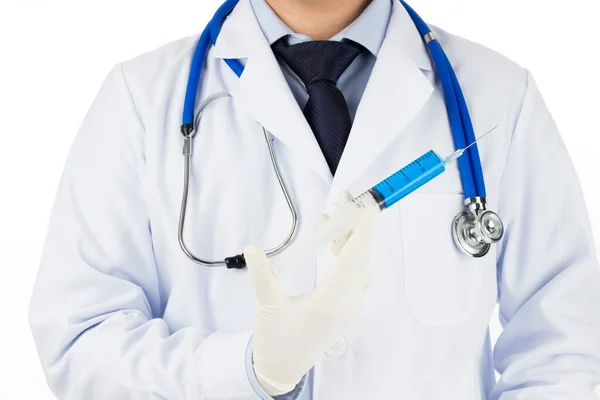 Doktor Şırıngayı Beyaz Arka Planda Tedavi Için Hazır Tutuyor — Stok fotoğraf