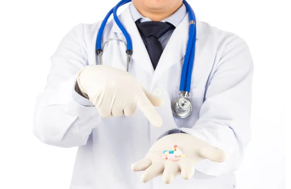 Doktor Ilaç Haplarını Beyaz Arka Planda Gösterdi — Stok fotoğraf