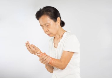 Yaşlı Asyalı kadın bileklerinden yaralanmış.