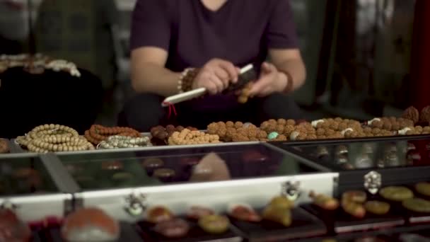 Азіатський Блошиний Ринок Чоловік Робить Традиційний Китайський Браслет — стокове відео