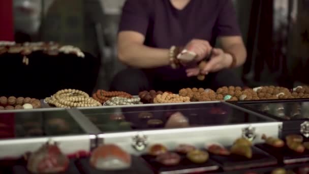 Asiatischen Flohmarkt Ein Mann Der Traditionelle Chinesische Armband — Stockvideo