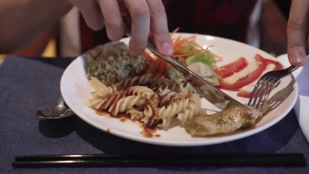 Een Man Eten Pasta Met Tomaten Kip — Stockvideo