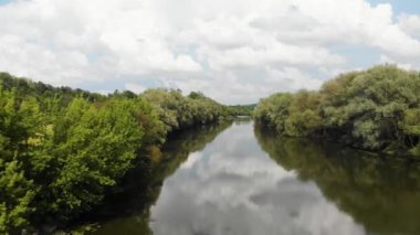 Ilıman İklim Bölgesi'nde Nehir Üzerinde Uçan Drone. Avrupa, Ukrayna, Vinnytsia. Hava. Pivdenny Buh.