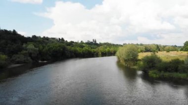 Ilıman İklim Bölgesi'nde Nehir Üzerinde Uçan Drone. Avrupa, Ukrayna, Vinnytsia. Hava. Pivdenny Buh.