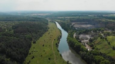 Ilıman İklim Bölgesi'nde Nehir ve Granit Ocağı yakınında Uçan Drone Hızlı. Avrupa, Ukrayna, Vinnytsia. Hava. Pivdenny Buh.