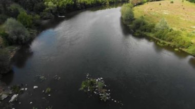 Ilıman İklim Bölgesi'nde Bir Nehir Üzerinde Dinamik Drone Shot. Avrupa, Ukrayna, Vinnytsia. Hava. Pivdenny Buh.