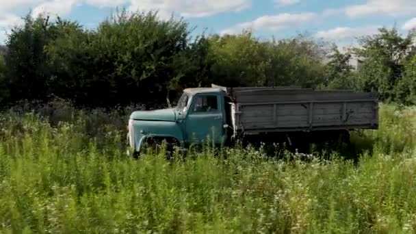 Покинутий старий іржавий радянський автомобіль Чорнобиль 1 — стокове відео