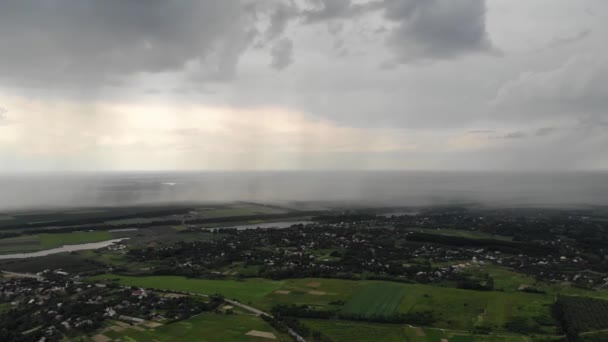 Drone Aéreo Tiro Chuva Pesada Aproximando Subúrbio Village — Vídeo de Stock