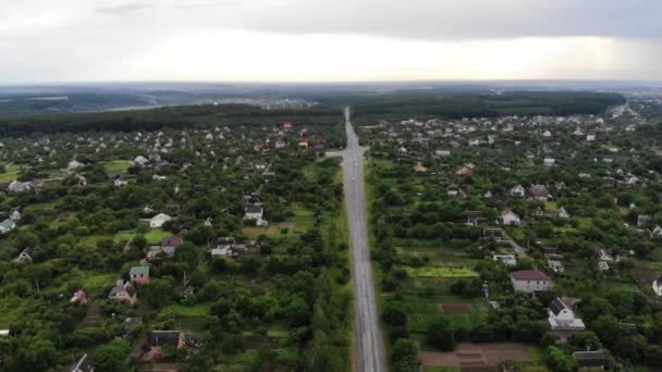 Disparo Drones Aéreos Día Soleado Suburbano Pueblo Encrucijada Día Lluvioso — Vídeo de stock