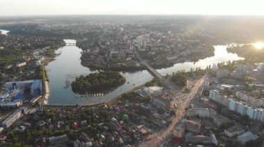 Nehir üzerinde güzel bir günbatımı drone hava Hyperlapse, köprü ve eski Avrupa şehri