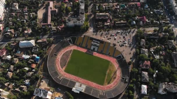Tiro aéreo de aviones no tripulados del antiguo estadio de fútbol — Vídeo de stock