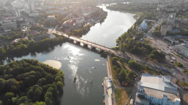 Αεροκατευθυνόμενα Εναέρια Shot Ενός Όμορφου Ηλιοβασιλέματος Πάνω Από Ποτάμι Γέφυρα — Αρχείο Βίντεο